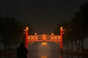 《候鸟旅店》剧照:旅店门口挂着风铃的木质招牌