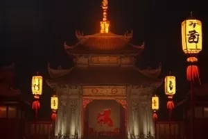 《月光邮差》剧照:夜色中骑车送信的邮差剪影