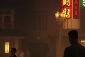 《夜行列车》剧照：末班车厢里昏黄的顶灯